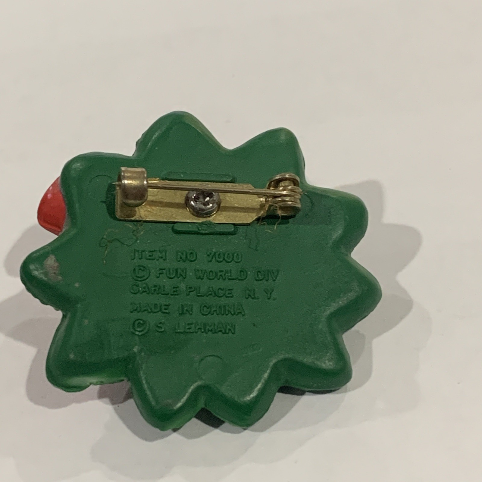 VTG Fun World Div Bird Nesting In Christmas Wreath Brooch Plastic