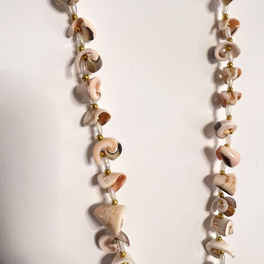 VINTAGE Women’s Necklace Natural Cocomurex Luhuanus Sea Shell Beaded 23 in.
