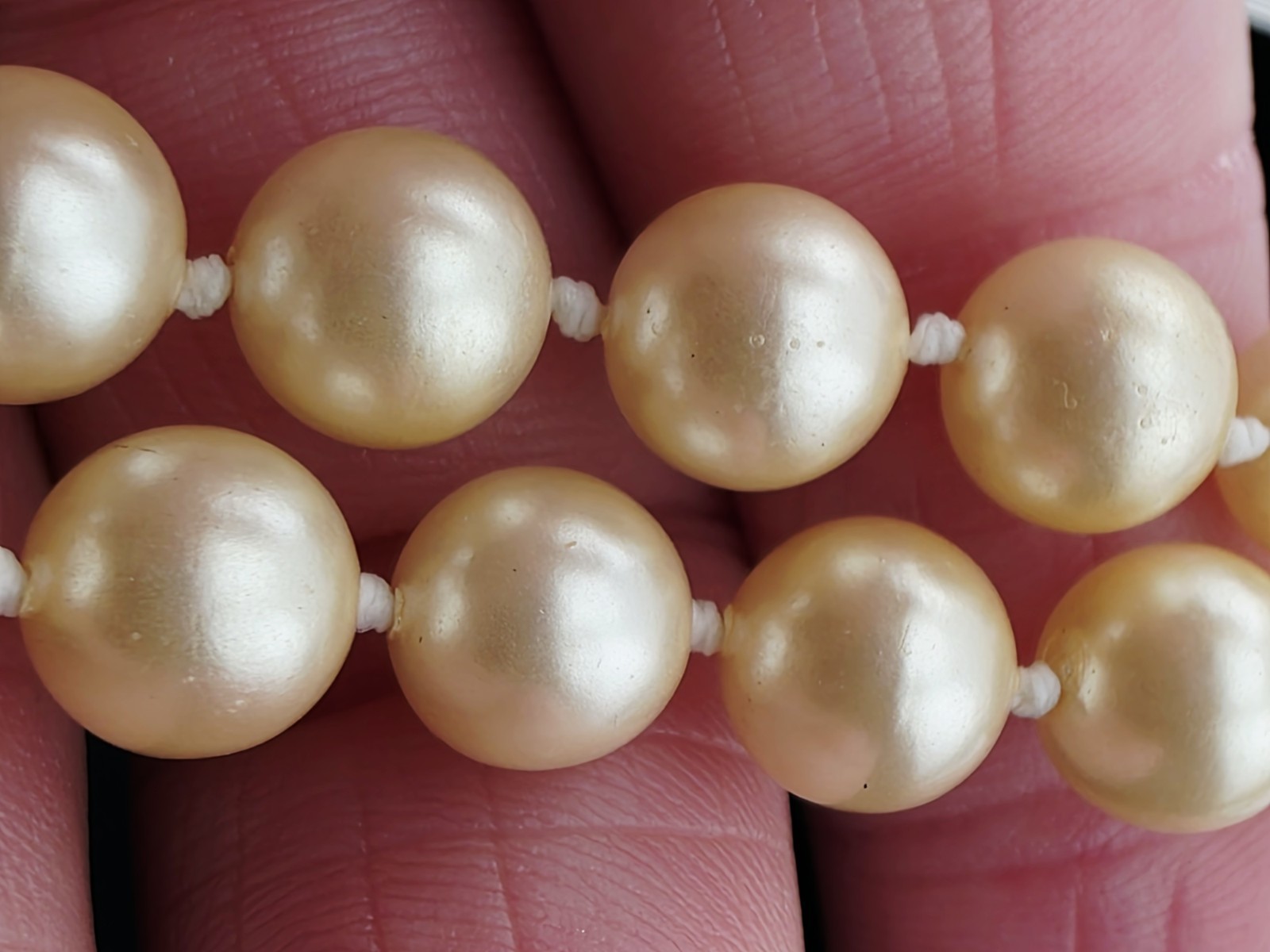Vintage Hand Knotted Cream Glass Pearl Necklace Gold Tone Screw Barrel Clasp 17½