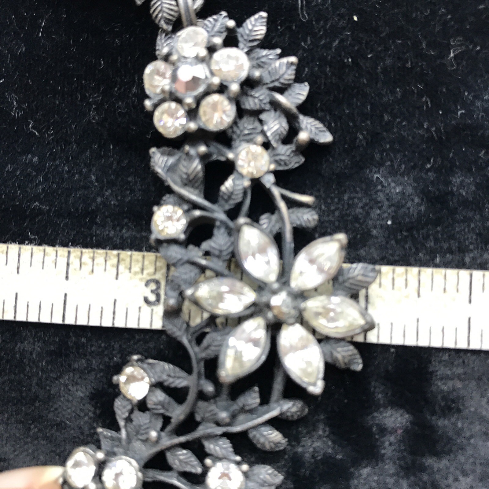 Vintag Pewter Tone Floral Design with Clear White Rhinestones Collar Necklace