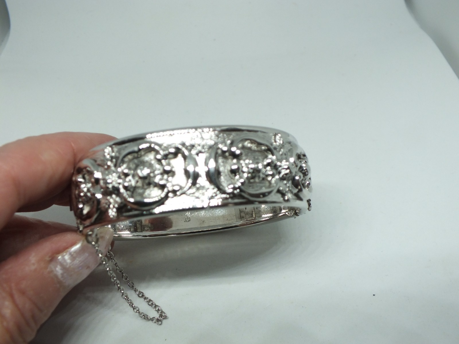 Beautiful Clasp Bracelet Silver Tone Embossed Safety Chain 3/4 Inch W x 2 1/4 A