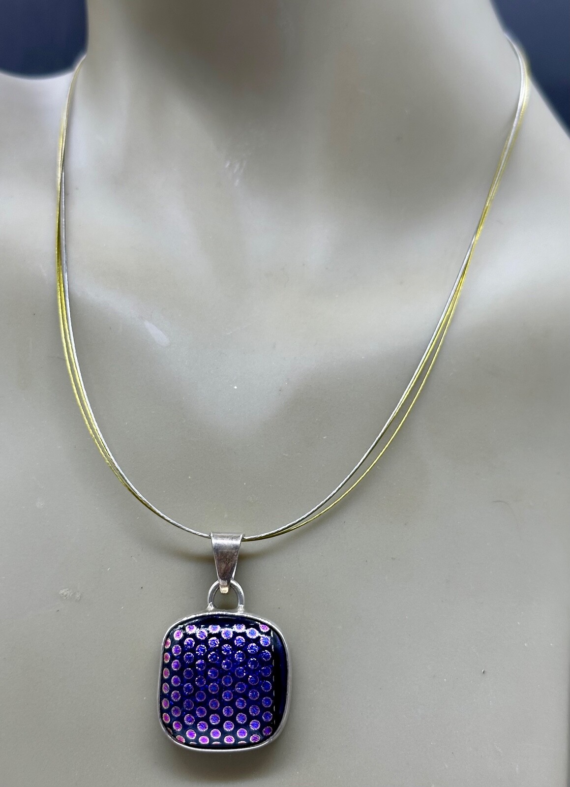 ESTATE STERLING SILVER WIRE PEACOCK PURPLE DOT ART GLASS PENDANT NECKLACE