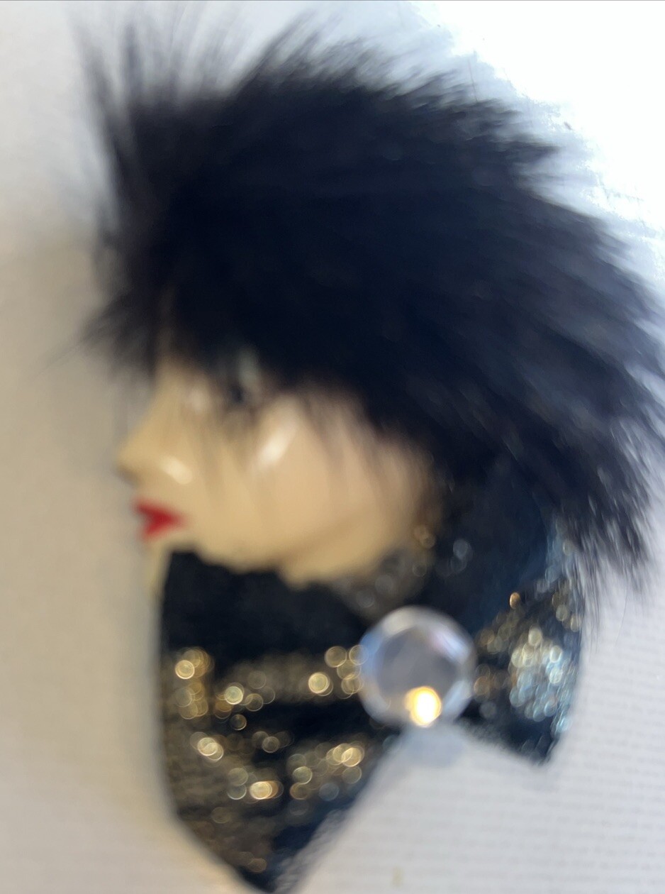 Vintage Fancy Lady Red Lips Woman Wearing Fur Type Hat Brooch Gold Color Pin
