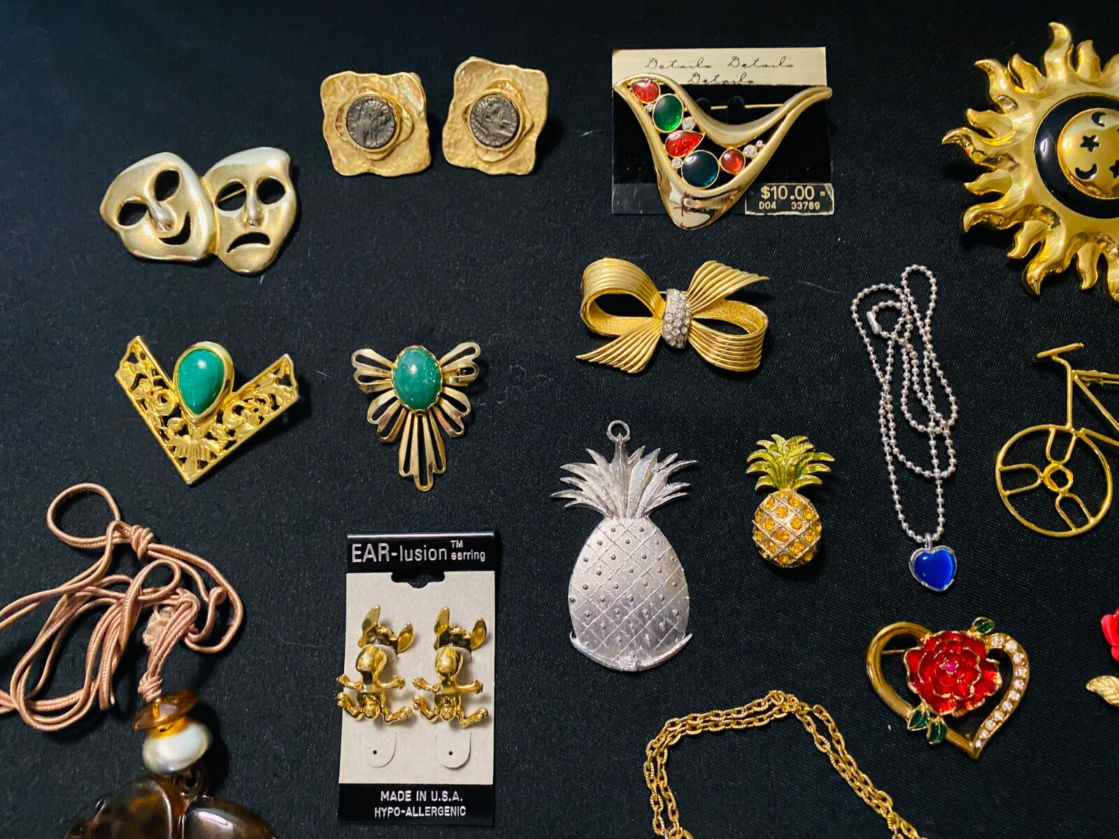 21 PIECE LOT OF VINTAGE JEWELRY, 1950’S-1980’S, WATCH, EARRINGS, PINS, NECKLACES