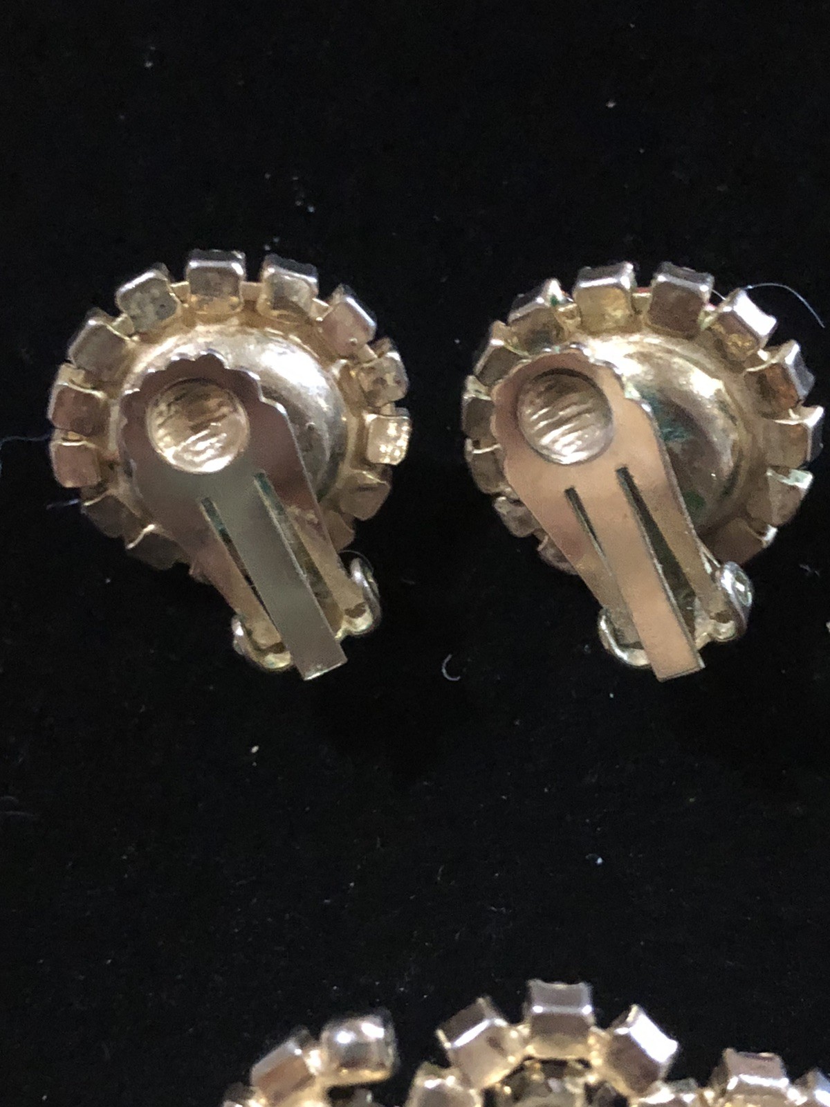 VTG. GOLD TONE RED CABOCHON & AB RHINESTONE BROOCH & CLIP ON EARRINGS SET