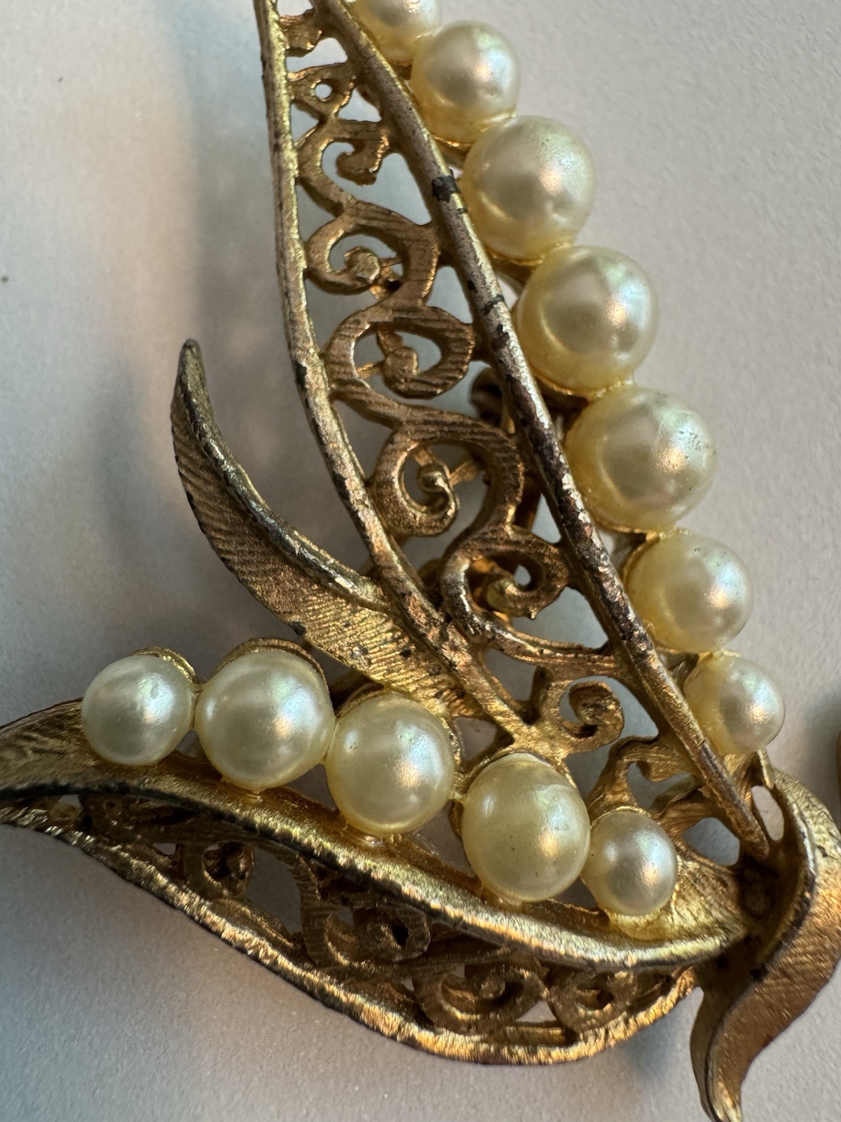Vtg Unsigned Gold Tone Faux Pearl Botanical Leaf Spray Pin Brooch Distressed