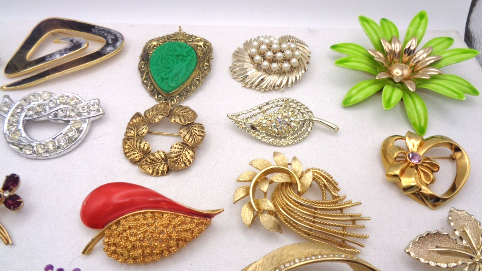 25 Vintage Cabochon Crystal Enamel Faux Pearl Rhinestone Flower Leaf Brooch Lot