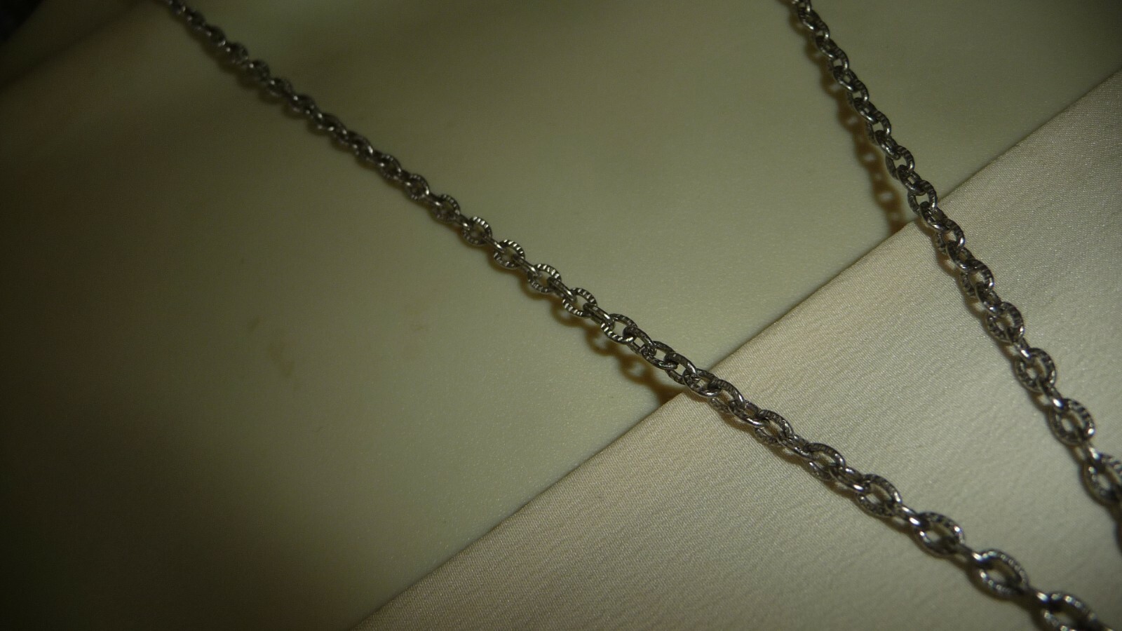 #6/18X vtg costume NECKLACE 11″ SILVER TONE CHAIN w 2 1/2″L ETCHED PENDANT