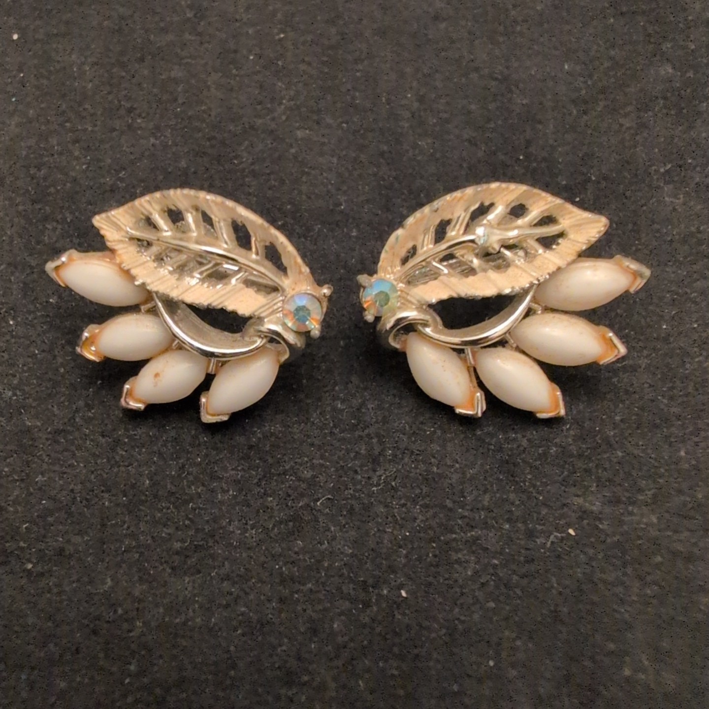 Vintage Lisner White Screw Back Earrings With Silver Tone Filigree 