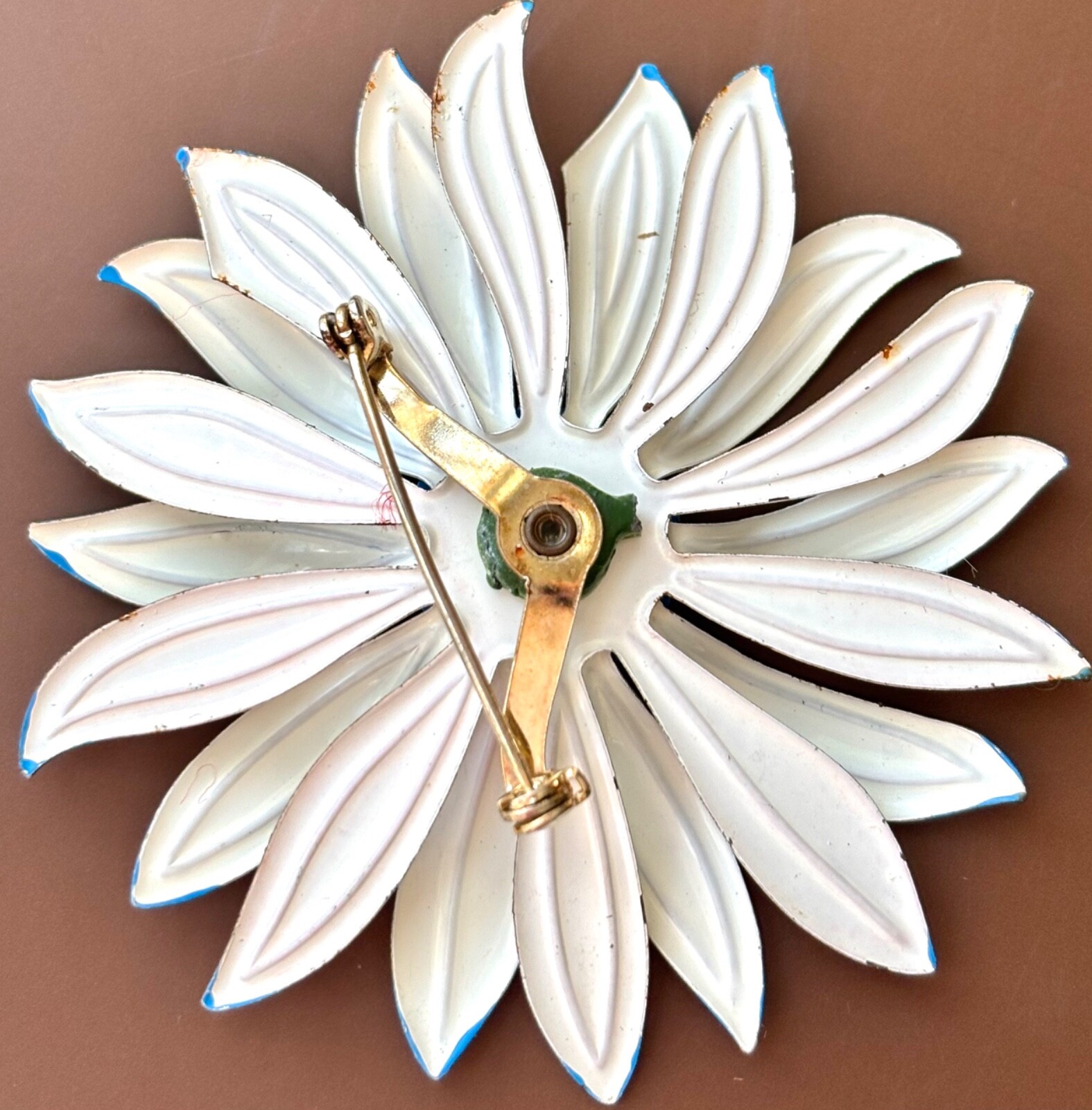 VINTAGE METAL ENAMEL FLOWER PIN,WHITE & BLUE DAISY BROOCH,FLOWER FASHION,COLLECT