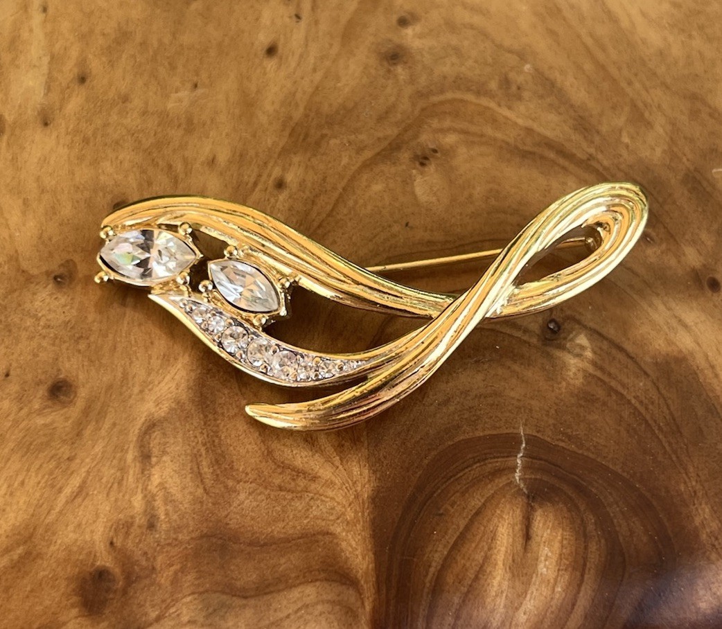 Vintage Trifari Gold Tone Rhinestone Swirl Ribbon Brooch Pin Clear Marquise 2”