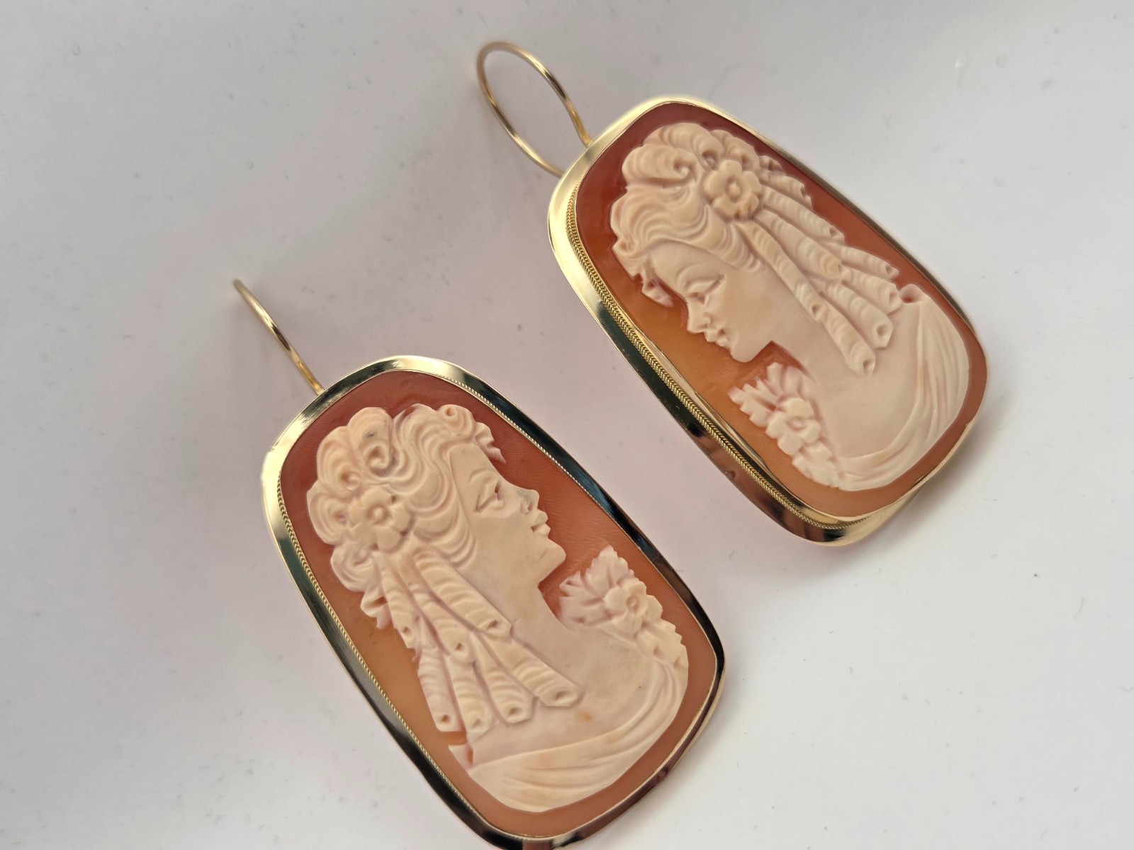 Vintage 14K Gold Italian Shell Cameo Earrings Lady Portrait Estate
