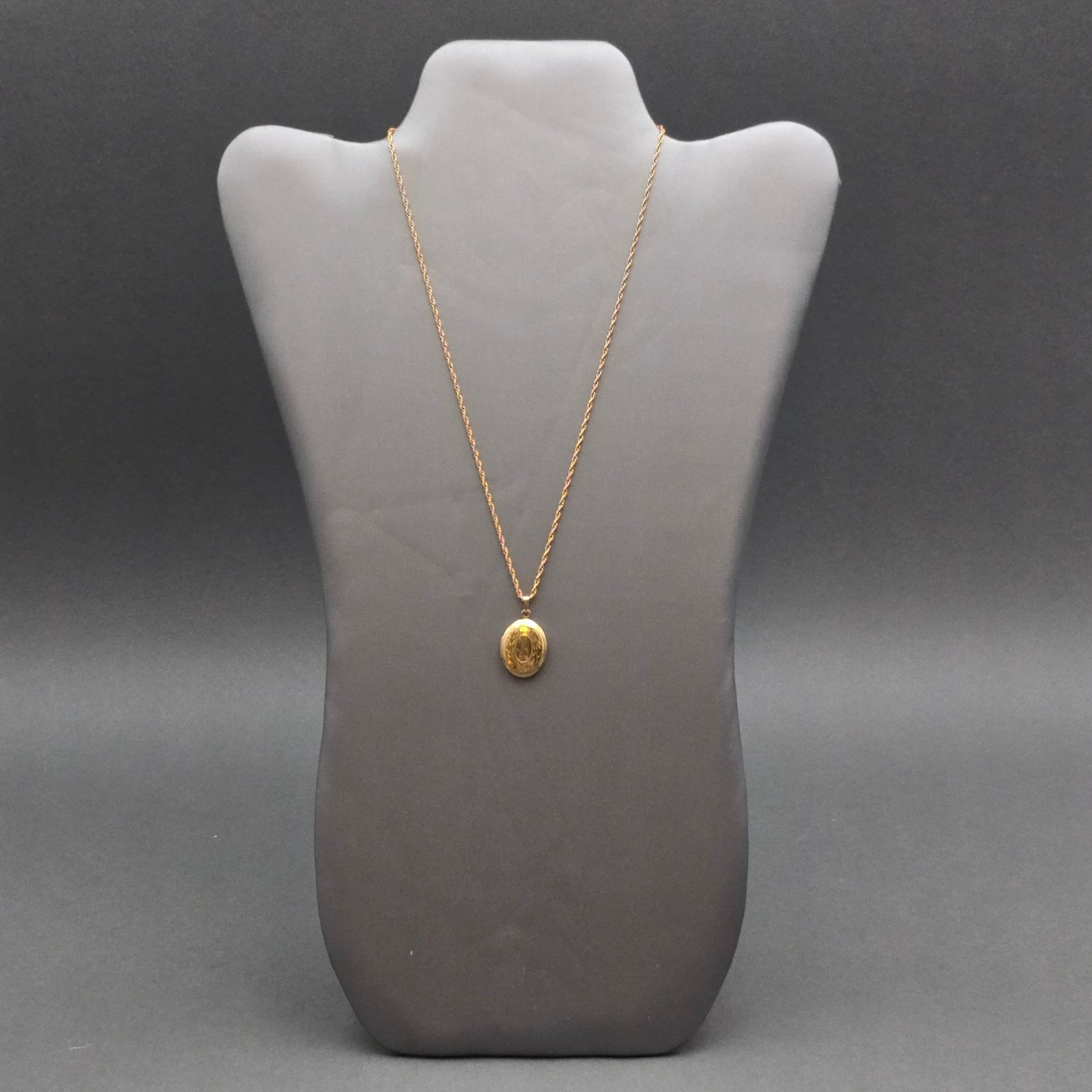 Vintage Hallmark Cards Locket Pendant Necklace 18″ Gold Tone Rope Chain