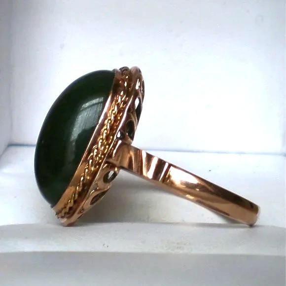 Vintage Solid 18K Rose Pink Gold Bezel Set Green Nephrite Jade Cocktail Ring