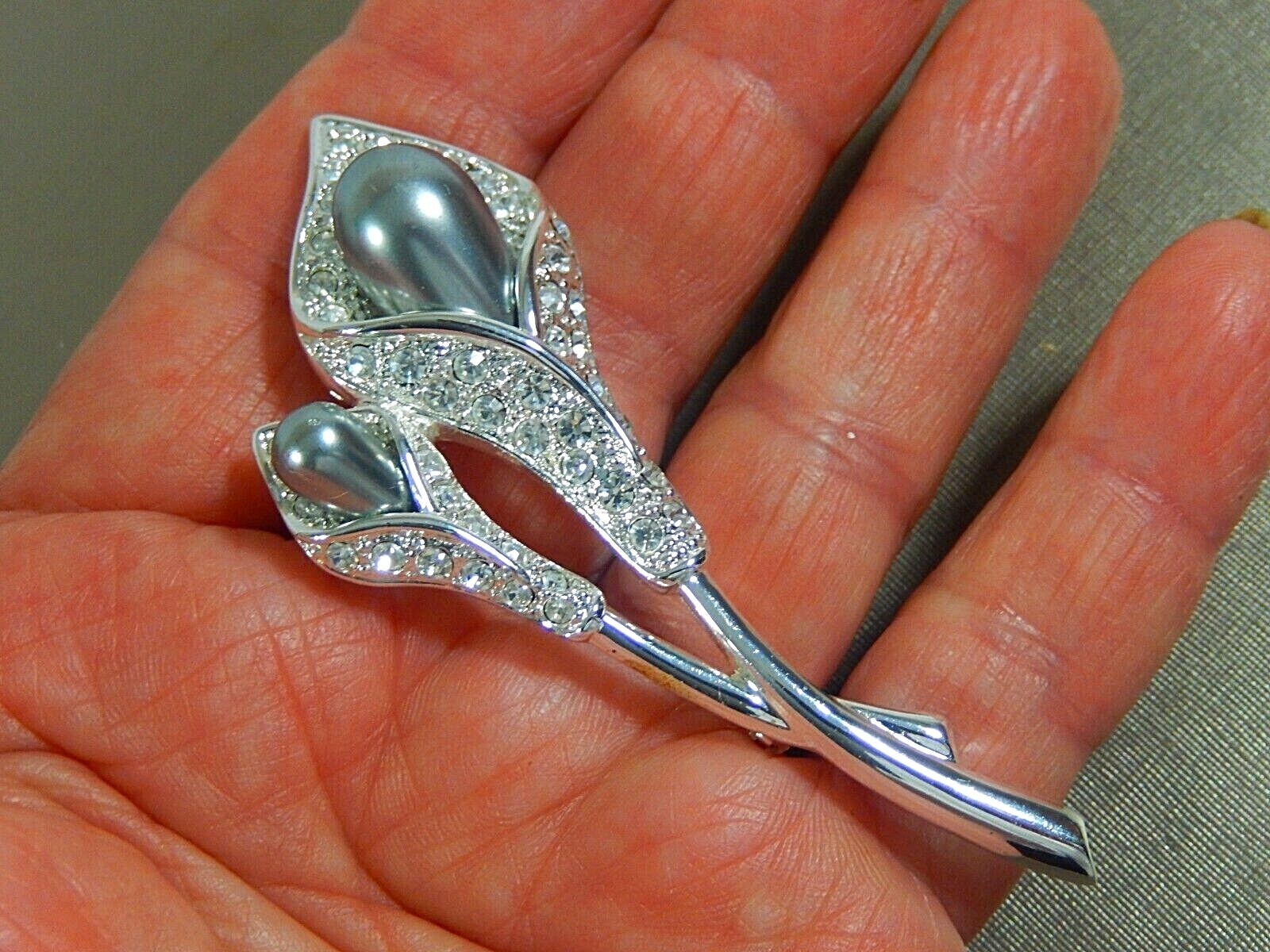 DESIGNER SIGNED DOUBLE CALLA LILY GRAY GLASS PEARL AND CRYSTAL BROOCH MINT