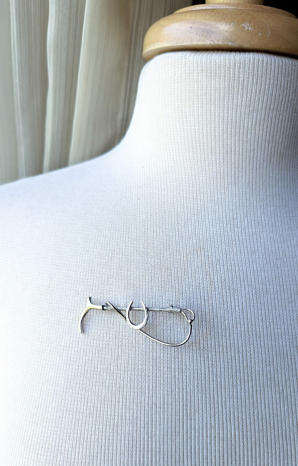 Silver Tone Equestrian Horse Shoe Pin BROOCH Riding Crop Brom P.D. Saddlery MI