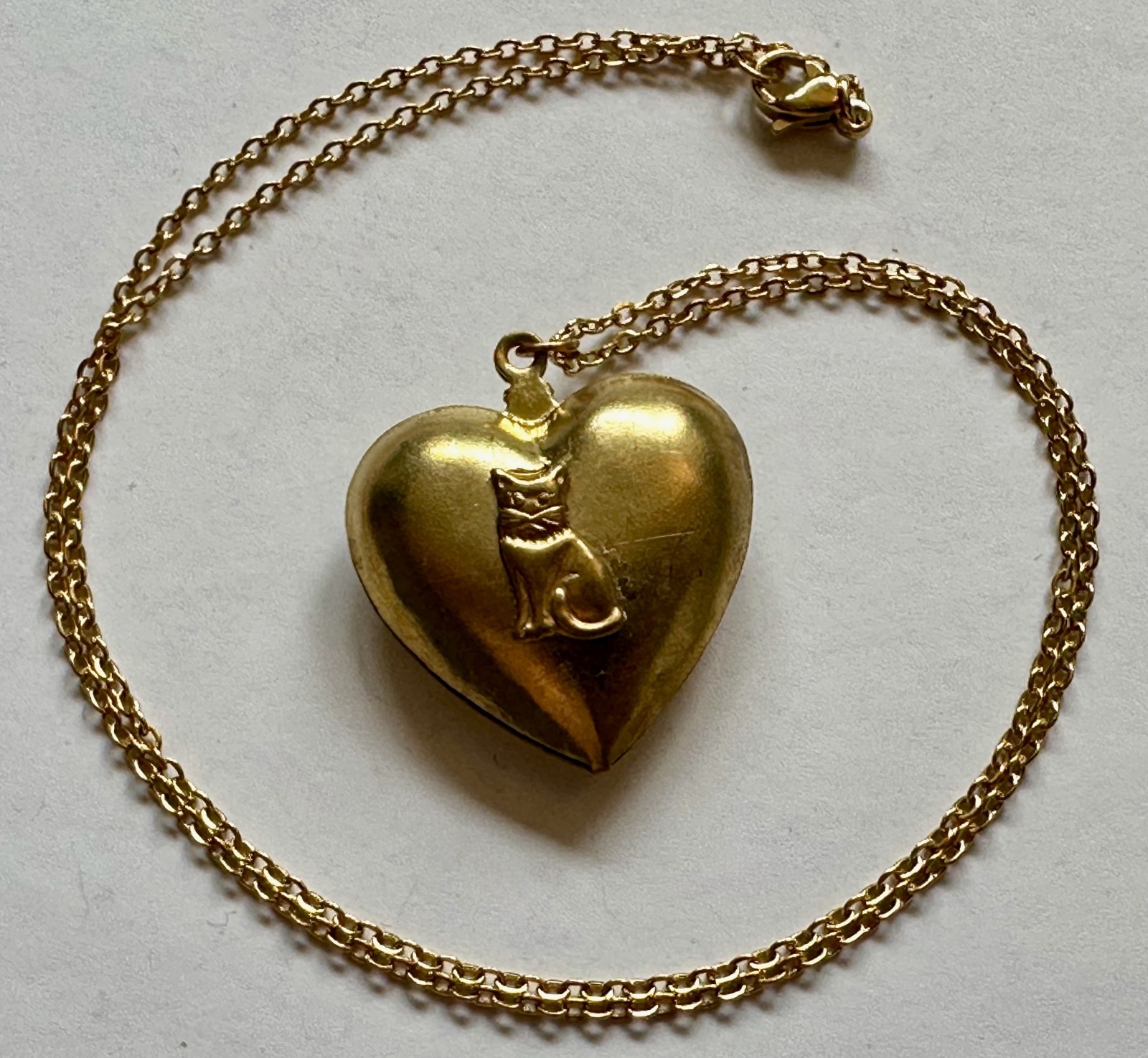 VINTAGE HEART PUFF BRASS W SMALL CAT PENDANT 1″ NECKLACE 20″ Gold Plated