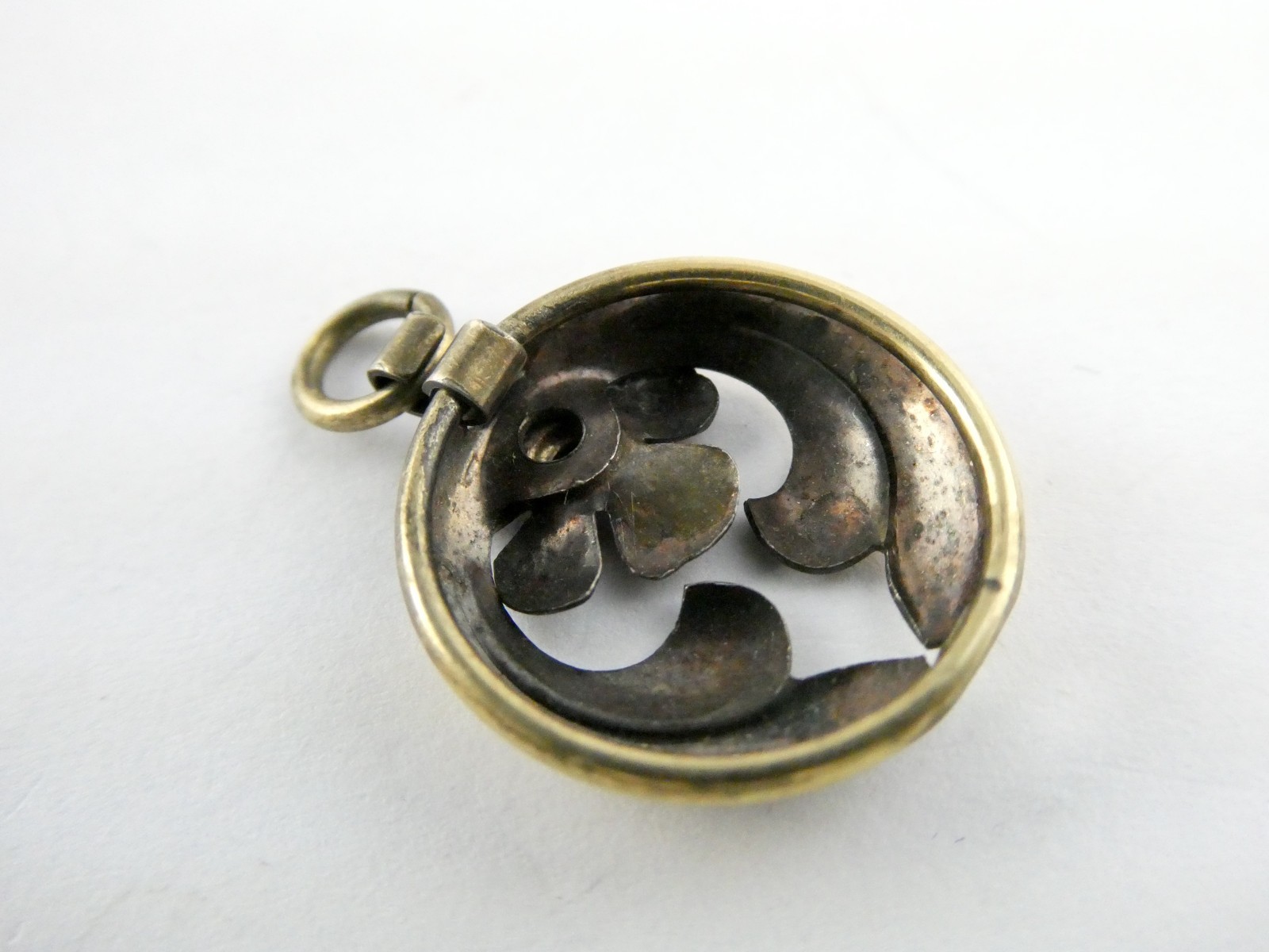Antique Unmarked Gold Fill Flower and Leaves Pendant Charm 2g 1 Inch Length