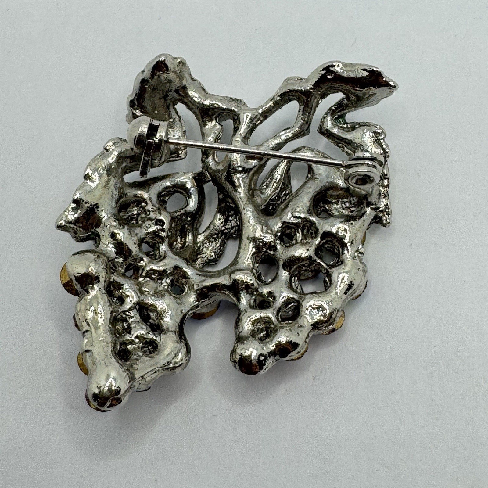 NICE Vintage Enamel Purple AB Iridescent Rhinestone Grapes Vine Brooch Pin 1.5”