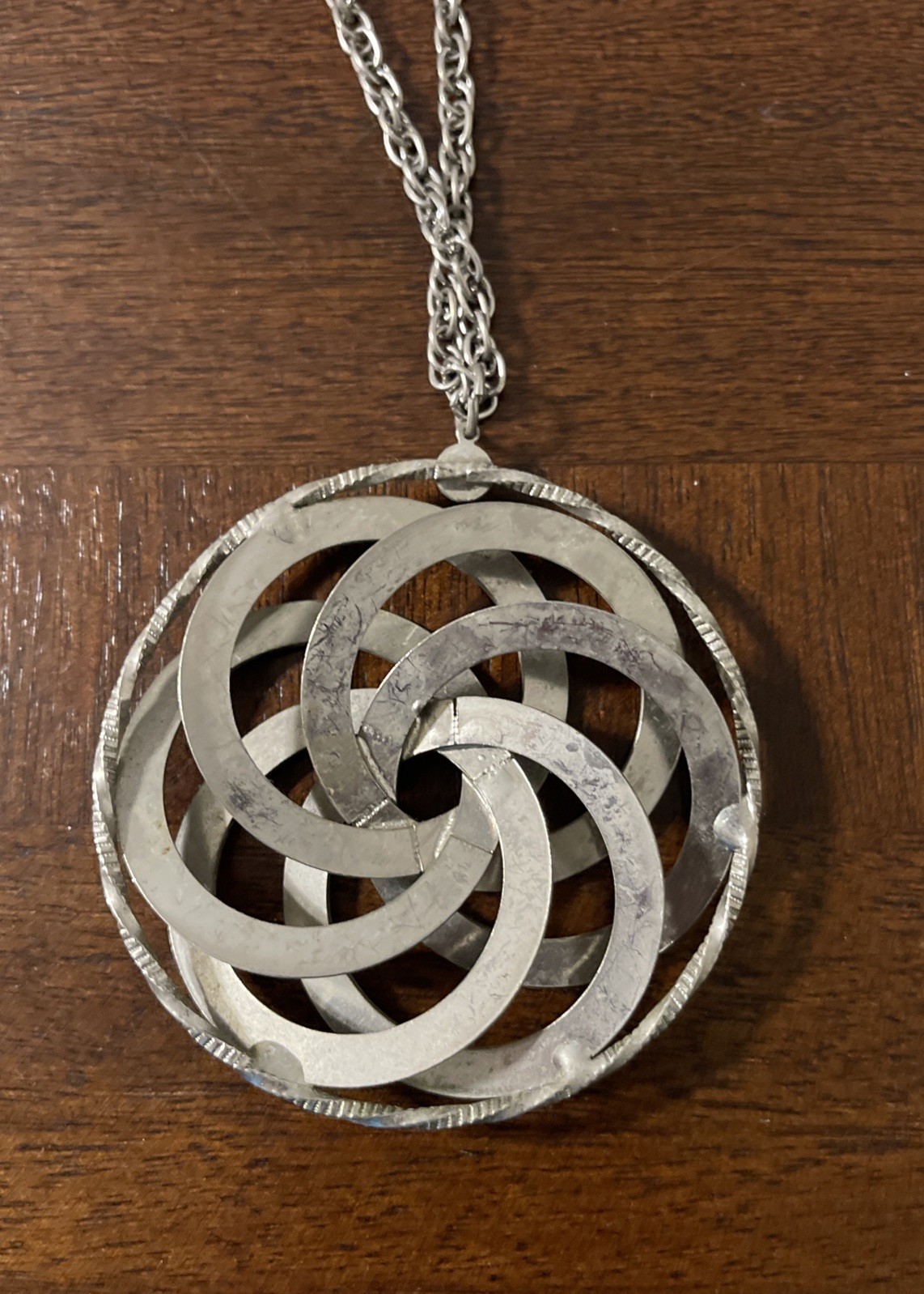 Vtg Silver Tone Pendant Necklace Women’s Round Geometric Infinity 3” Diameter