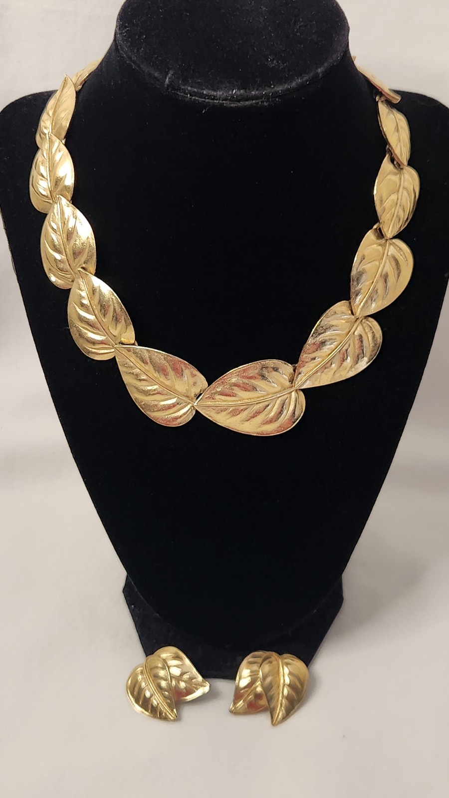 Vintage TRIFARI Gold Tone Jewelry Set Leaf Link Necklace with Earrings