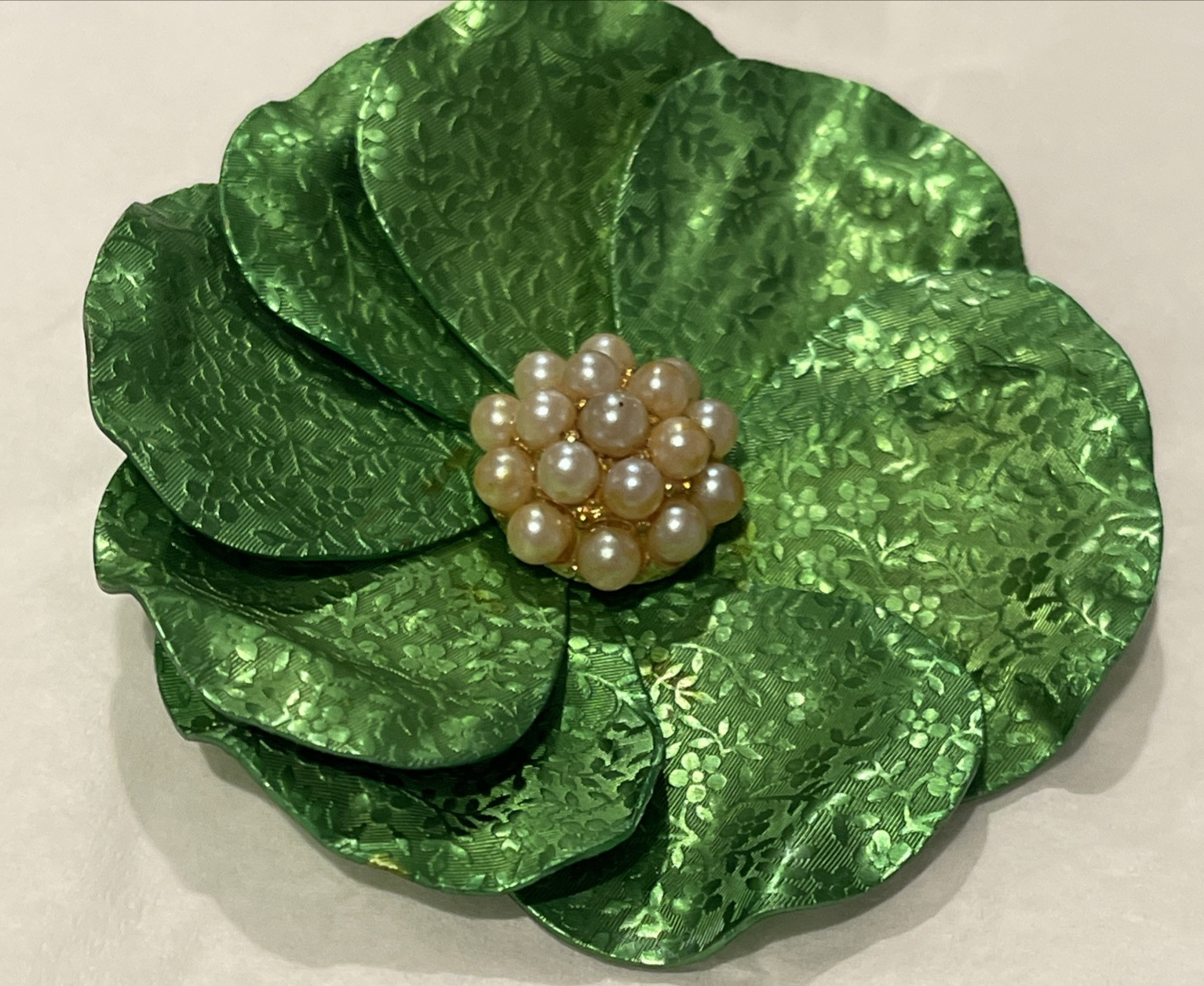 VINTAGE Printed METAL ENAMEL FLOWER PIN BROOCH GREEN PETALS 3″ BLOOM Beaded Gold