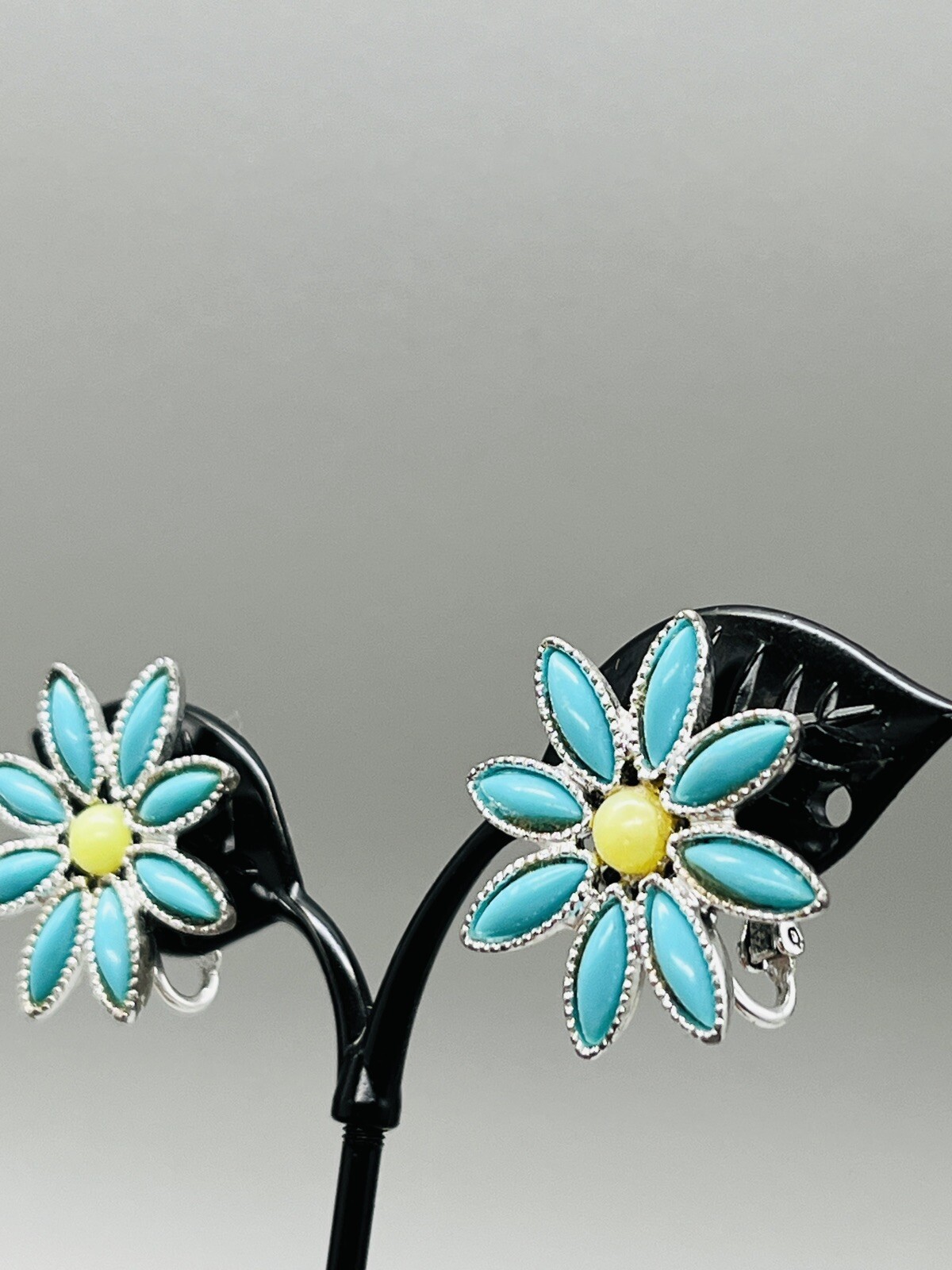 1971 Sarah Coventry Daisy Time Demi Parure Clip on Earrings 1.25″ pl03