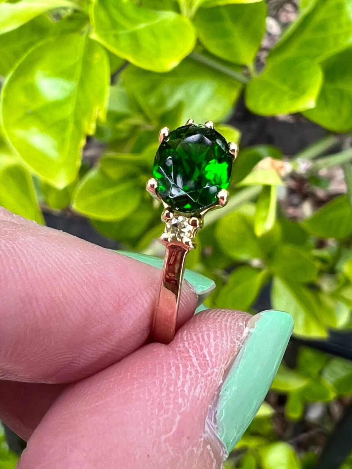 VINTAGE 14K GOLD OVAL EAST WEST SET DESIGN DIOPSIDE VIVID GREEN TOURMALINE RING