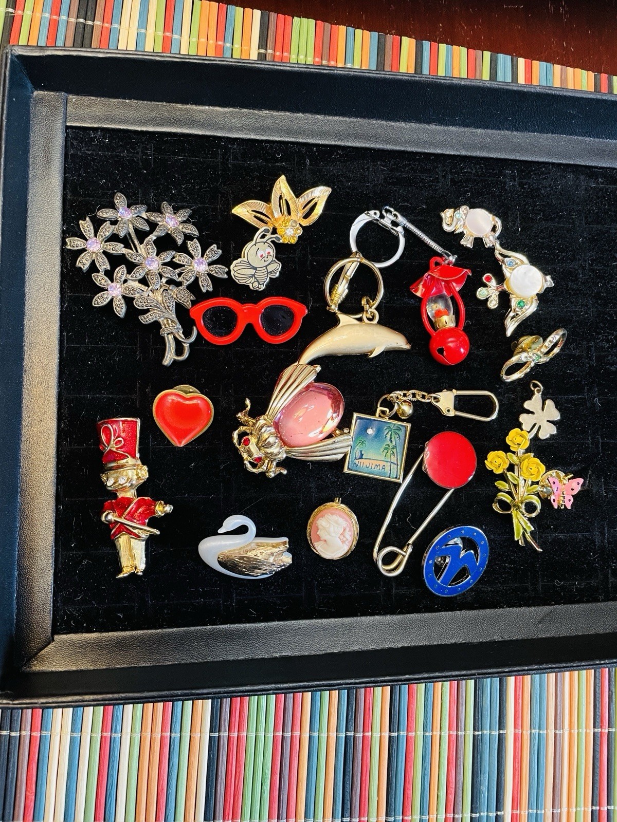 Jewelry Lot Brooches Insect Drummer Cameo Dolphin Keyring Swan Kilt Pin 18 Pcs