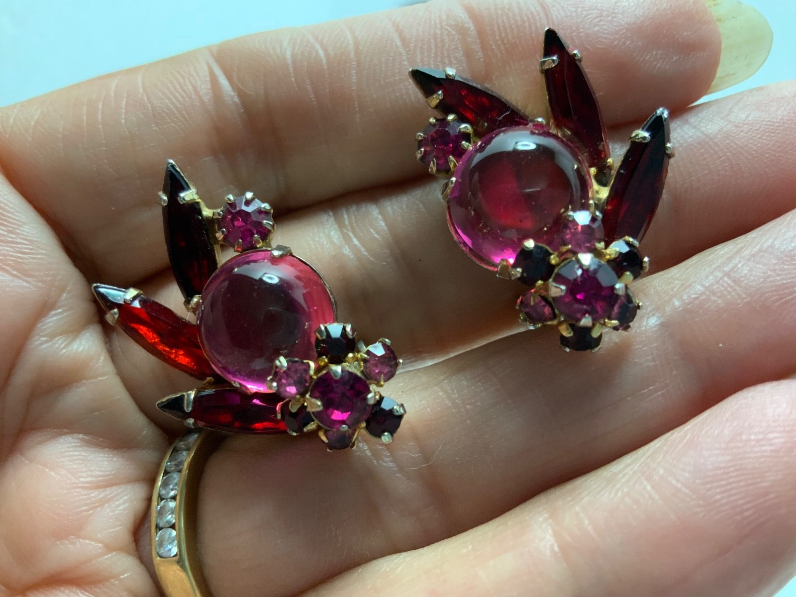 BEAUTIFUL VTG RED,PINK,FUCHSIA GLASS CABOCHON RHINESTONE BROOCH AND EARRINGS SET