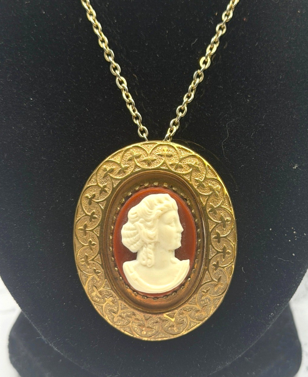 Vintage Large Portrait Cameo Pendant Brooch 2″ Ornate Gold Tone 18″ Chain