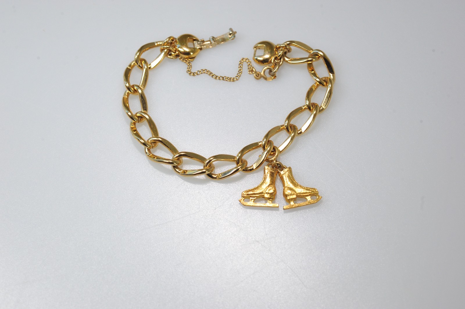 Vtg Monet signed Charm gold tone bracelet starter with 1 charm ****READ AF13
