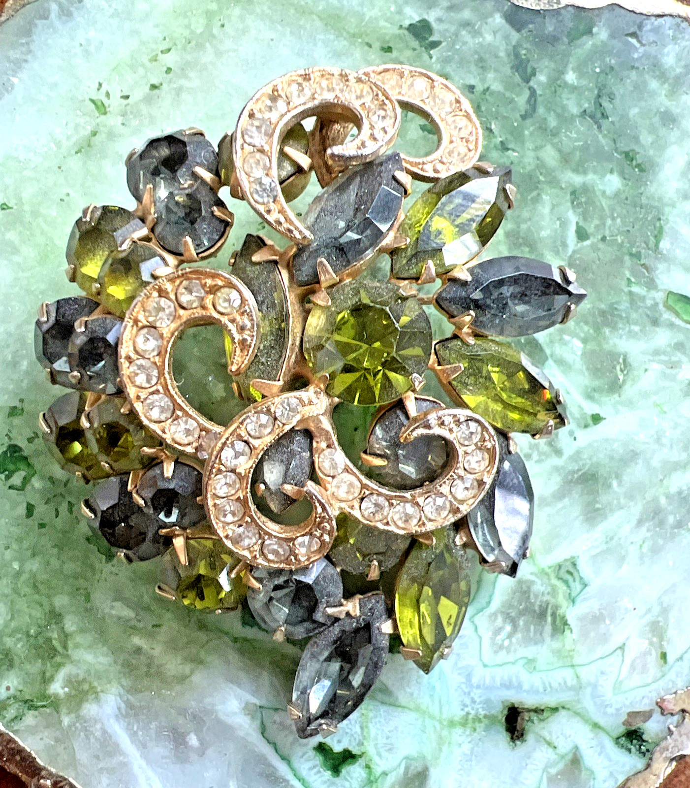 VINTAGE GREEN RHINESTONE FLOWER SWIRL BROOCH 2 1/2″ x 2″