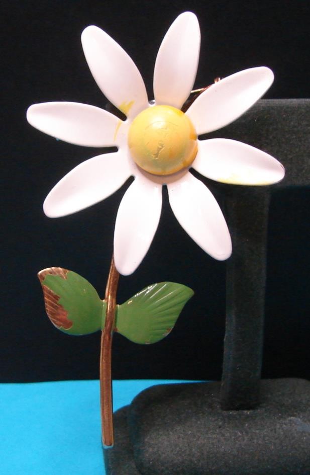 Vintage Retro Hippy Mod 60’s White & Yellow Enamel Metal Daisy Flower Pin Brooch