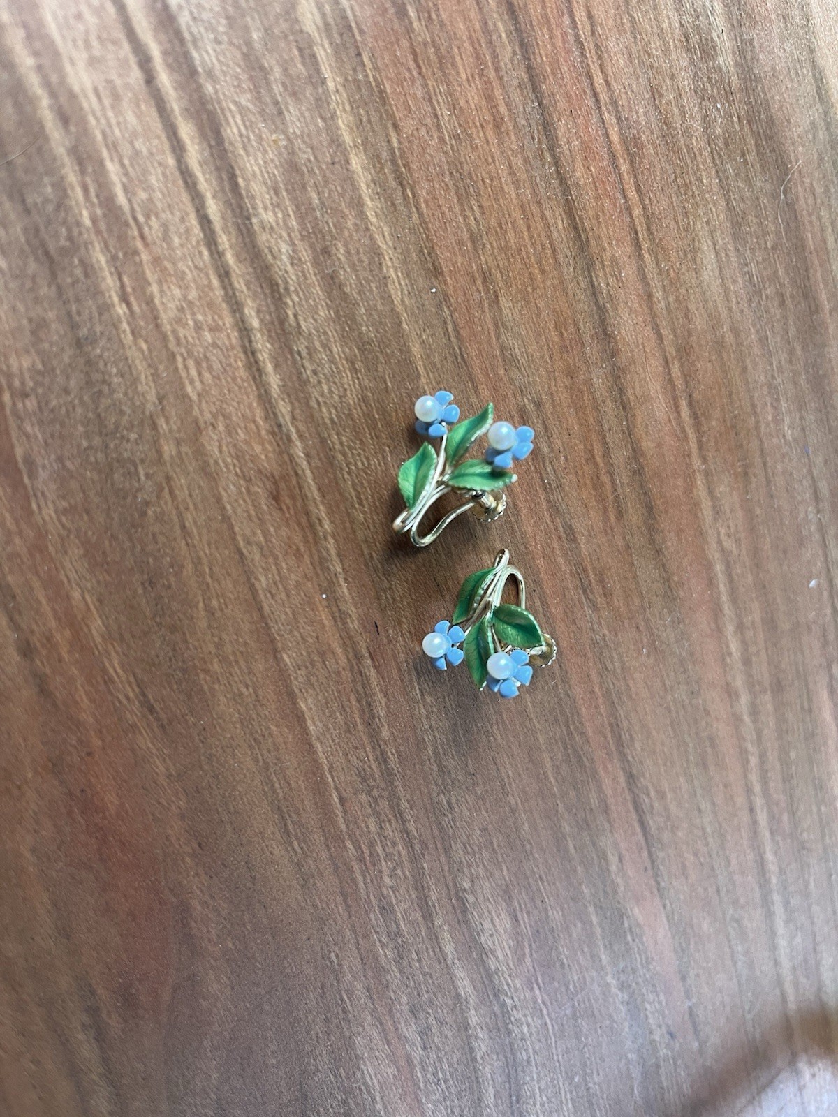 KREMENTZ Forget Me Knot Pearl Enamel Screw Back Earrings Vintage