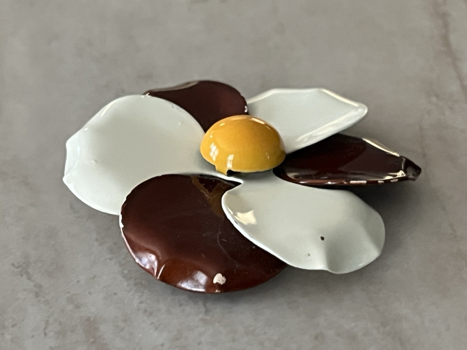VTG 60’s White & Brown Enamel Yellow Center Daisy Flower Pinwheel Brooch Pin