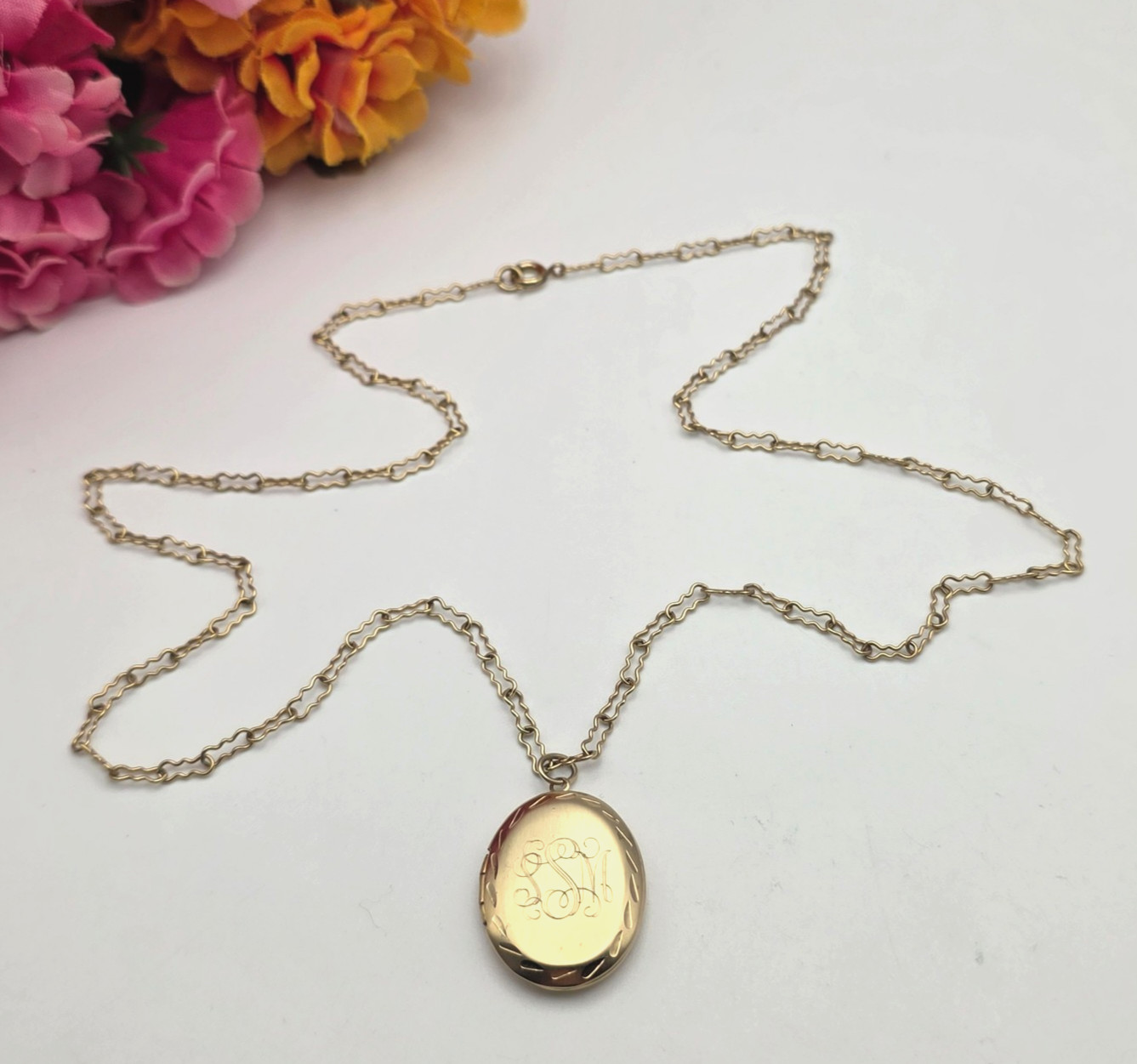 Vintage Gold Tone LSM Oval Photo Locket Necklace 24 In Wavy Link Chain