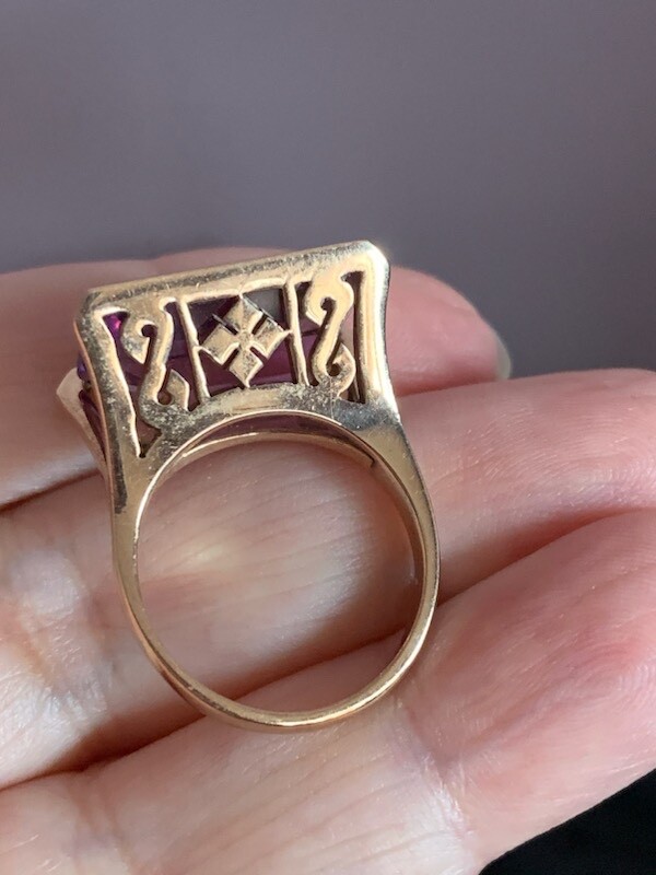 VINTAGE 14K GOLD HUGE EAST WEST TENSION SET PURPLE COLOR CHANGE SAPPHIRE RING
