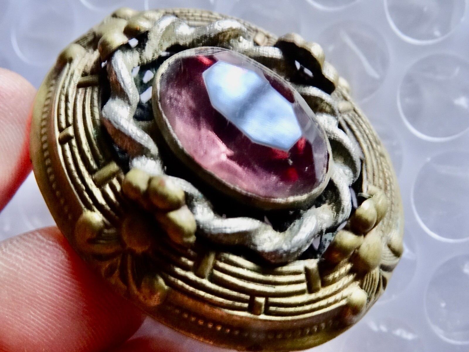 bROOCH ETRUSCAN REVIVAL PURPLE GLASS BRASS SILVER TONE VINTAGE JEWELRY neocurio