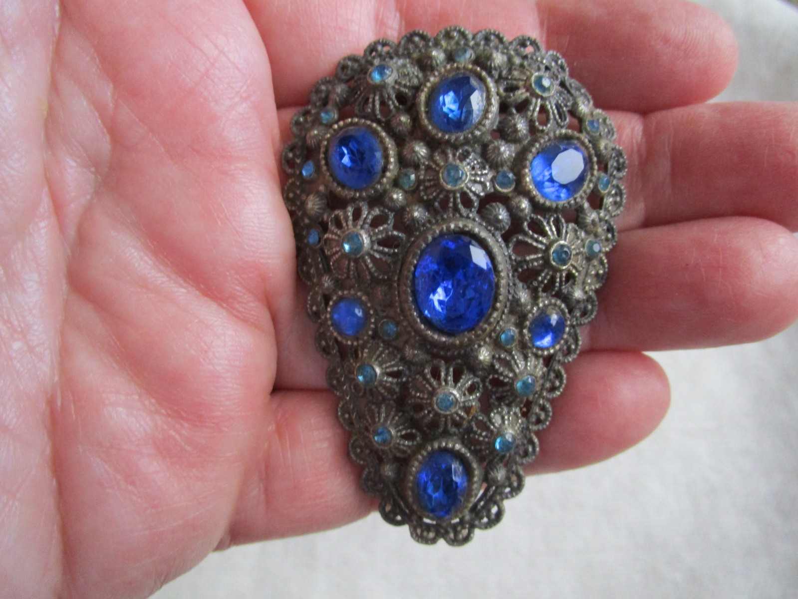 VTG New England Glass Works silver tone, blue stone Dress Clip OCT25-12