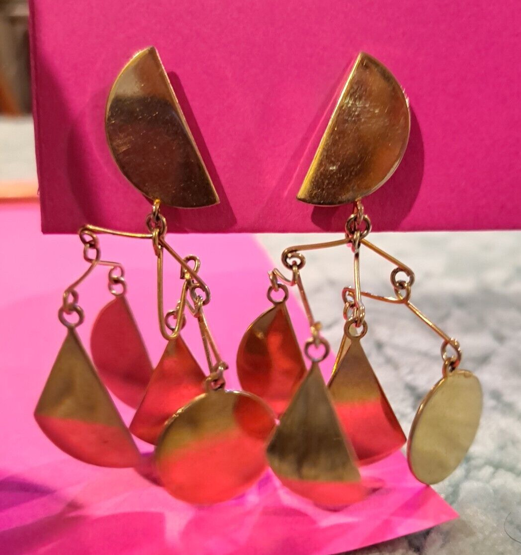 Lot of 2 Unique Vintage Clip Earrings Sea Snail Shell and Gold Metal Geometric