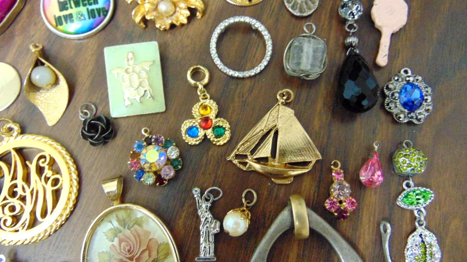 Huge Vtg lot of 141 Estate Pendants & Charms Mixed Materials And Styles