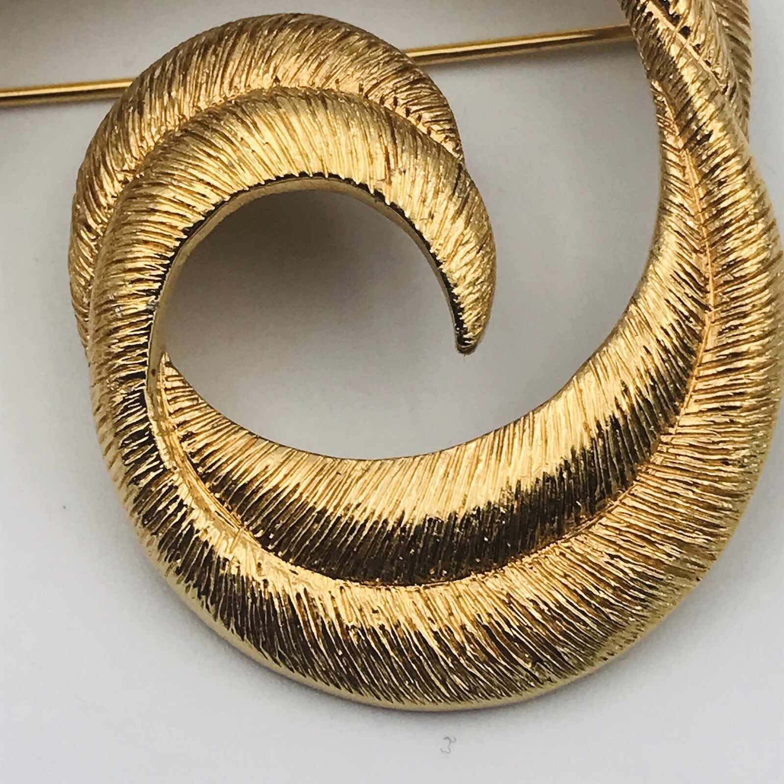 Gold Tone Textured Swirls Ribbons Pins Brooch 2″ x 2″