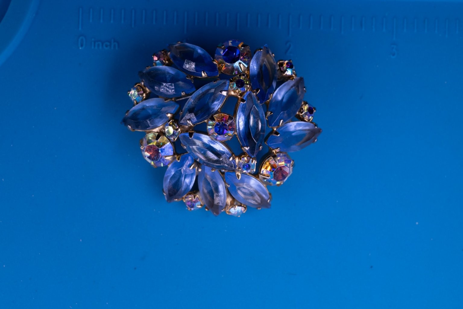 Vintage Cluster Brooch Pin Gold Tone Metal 2″ Round Blue Rhinestone AB Faceted
