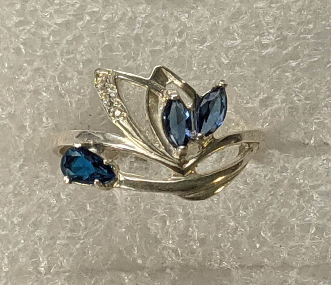 Vintage ring sterling silver 925 Size 8 Weight 1.53 g. Blue stones.