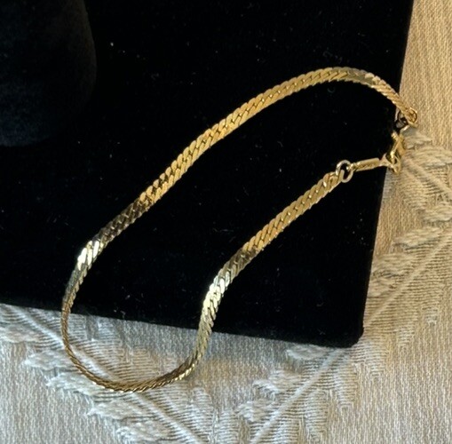 Vintage Monet Gold Tone Herringbone Chain Sister Clasp Bracelet 8”