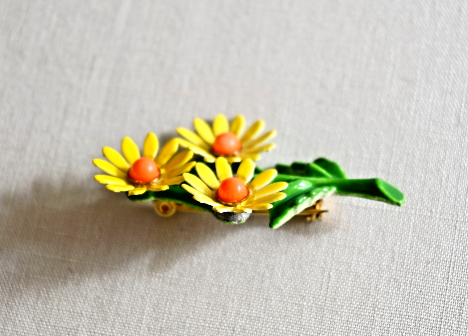 Vintage 1970s Enamel Yellow Daisy Flower Floral Botanical Brooch Retro Pin