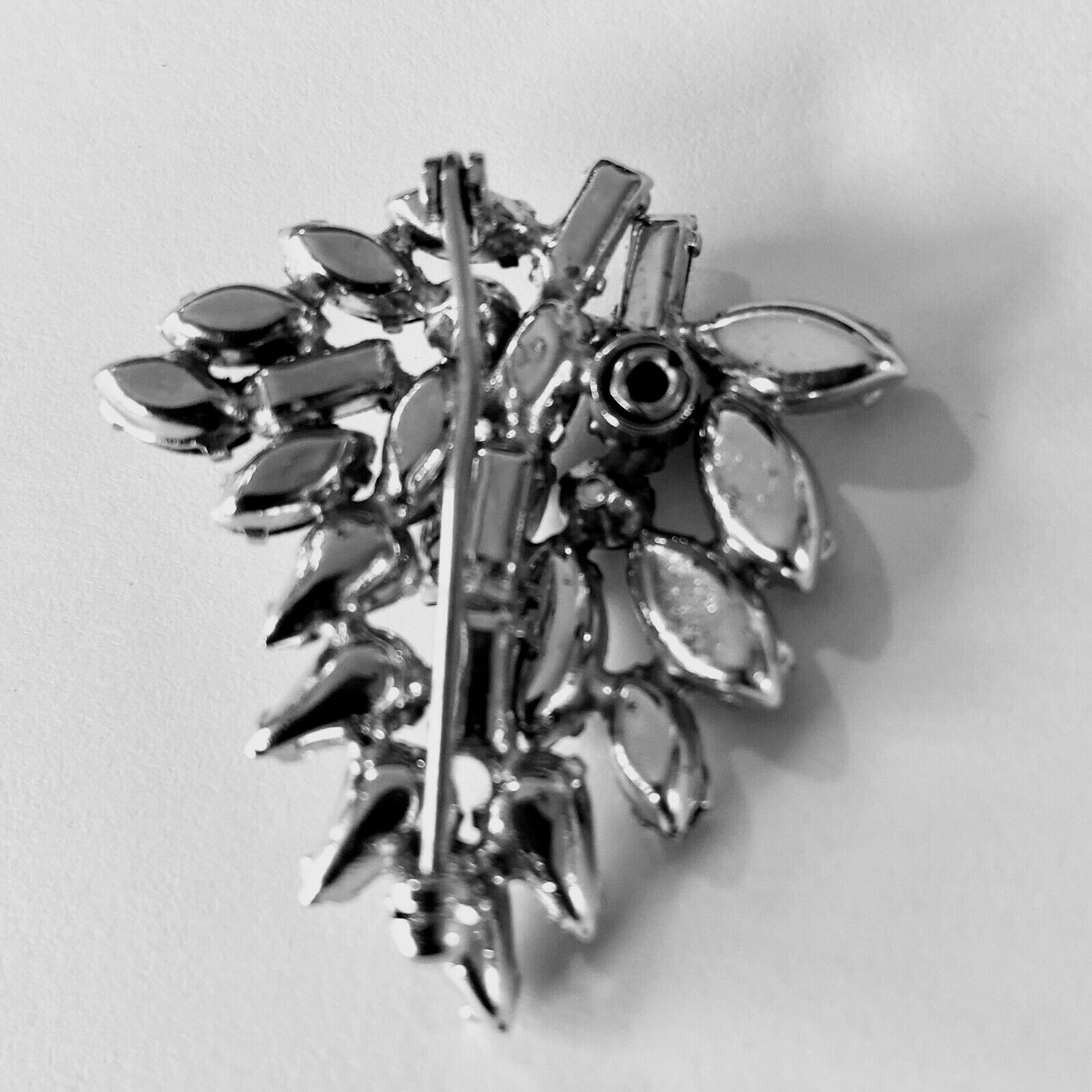 VINTAGE ART DECO SPARKLING FACETED DIFFERENT SHAPES CRYSTALS DESIGNED BROOCH PIN