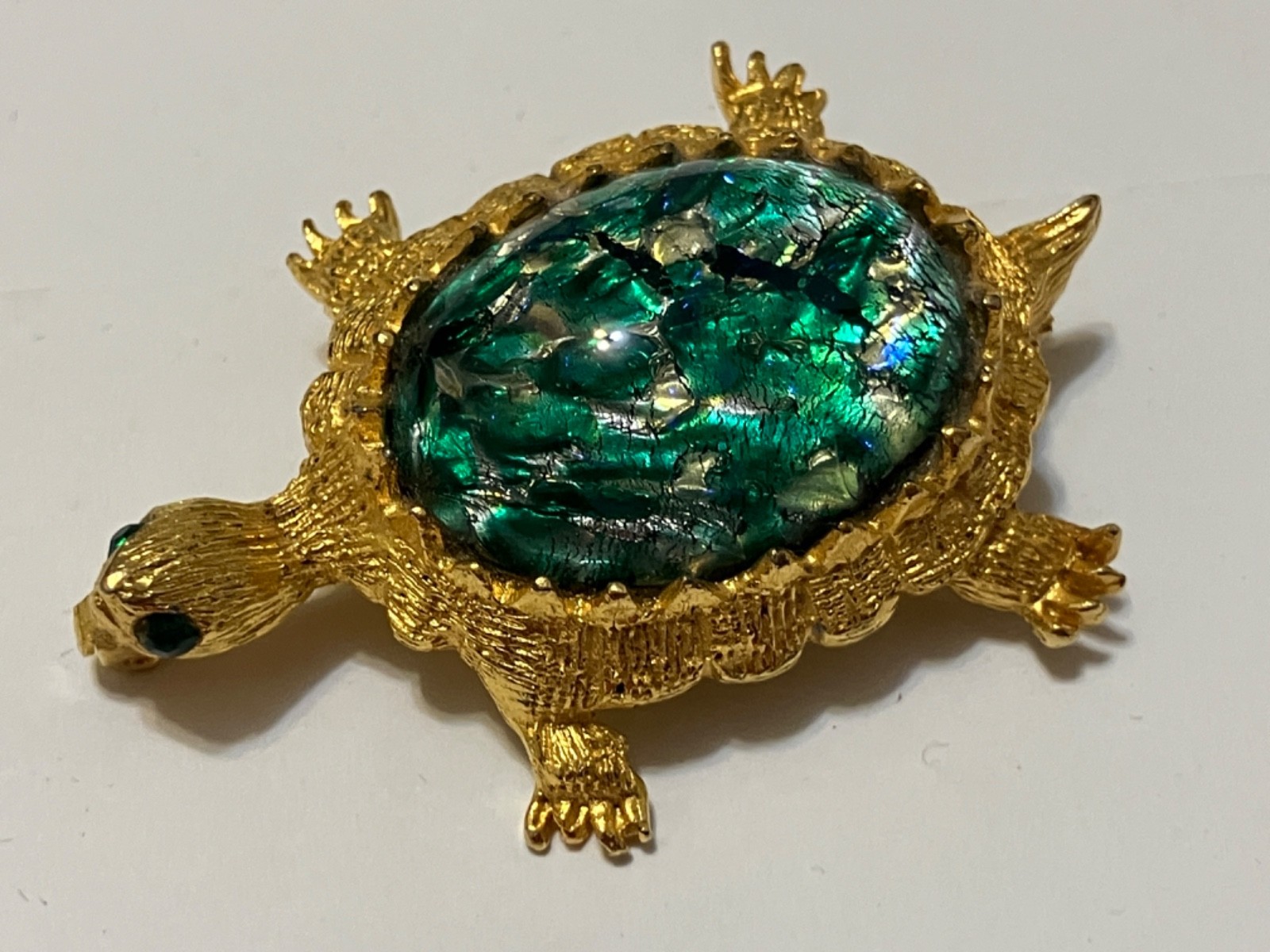VTG SIGNED IIW 30 St. Inc TURTLE GOLDTONE BROOCH PIN GLASS GREEN EYES