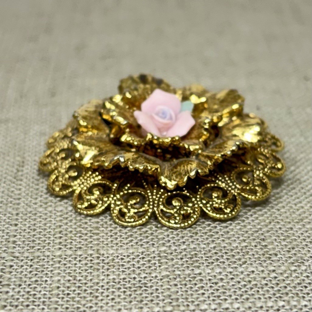 Vintage Unsigned Tacoa Gold Tone Filigree Porcelain Rose Floral Brooch READ